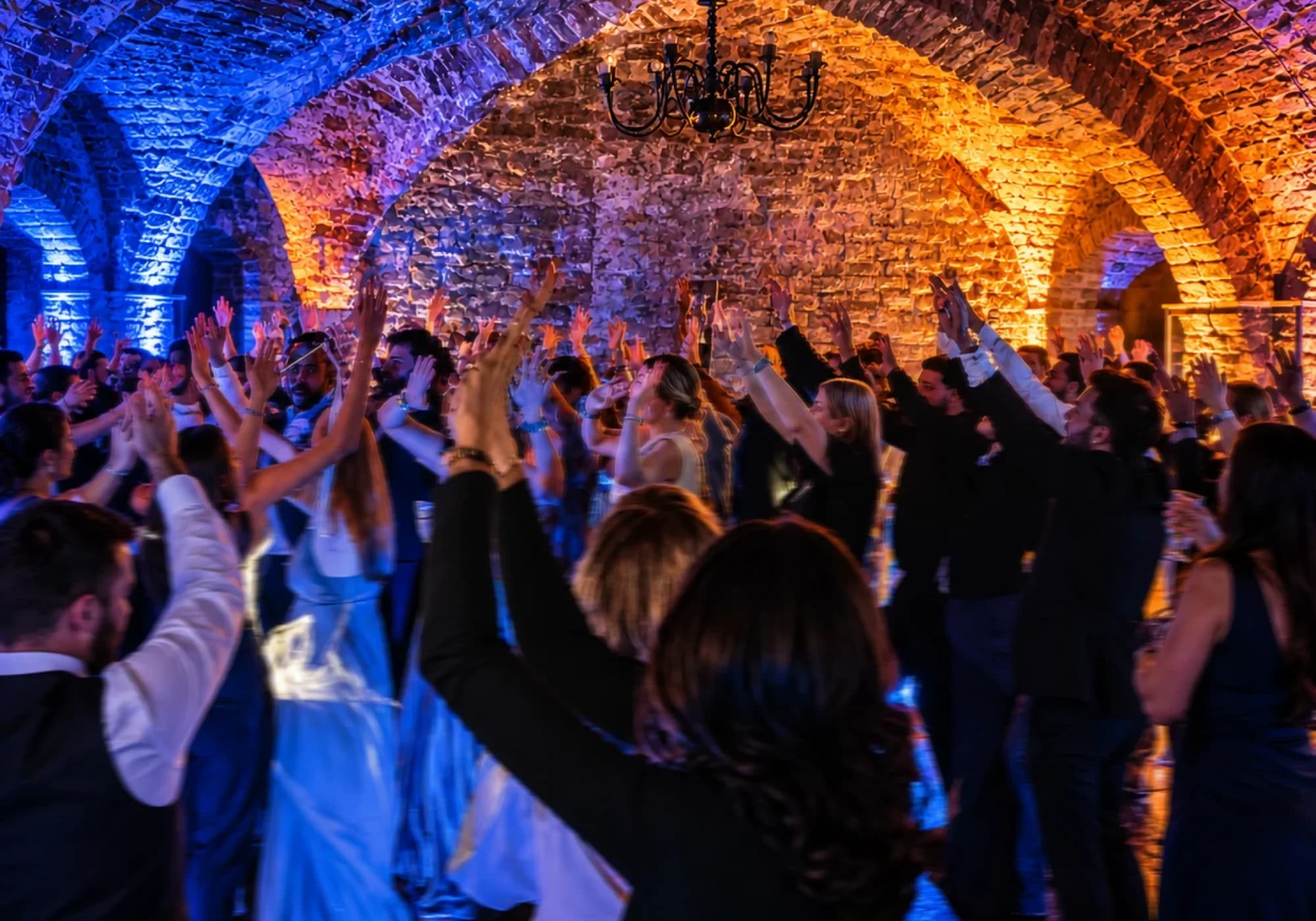Volle Tanzfläche bei einer Feier im Gewölbekeller, die Gäste in Bewegungsunschärfe