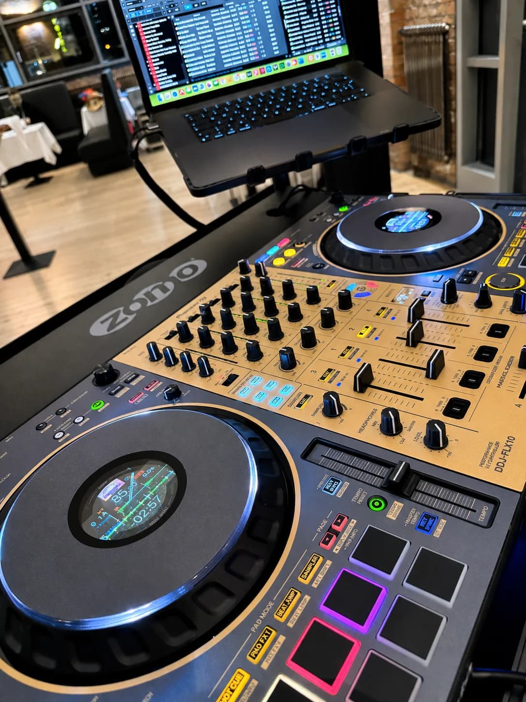 DJ Patrick Miles am Controller