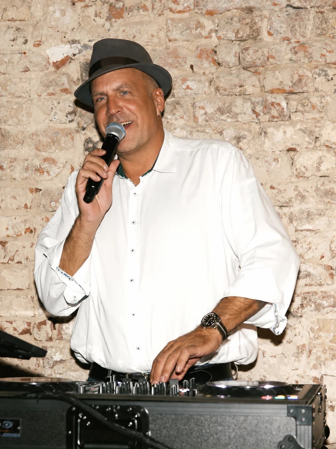 DJ Patrick Miles moderiert am Controller mit Mikrofon