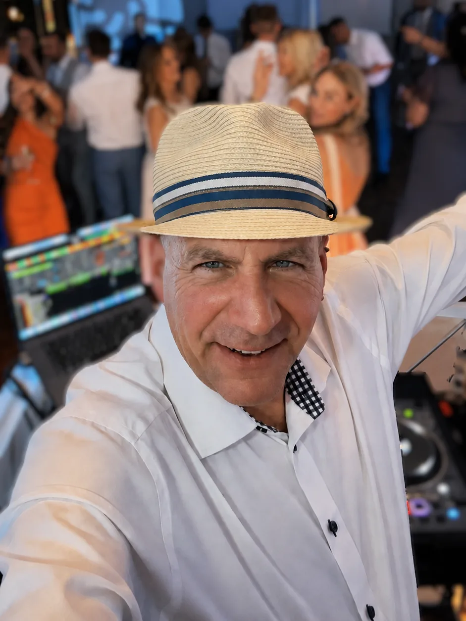 Patrick Miles am DJ-Pult, im Hintergrund feiernde Gäste